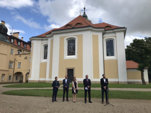 Lánský zámek je sídlem českých prezidentů již sto let. Veřejnosti se k jubileu otevřel přilehlý kostel