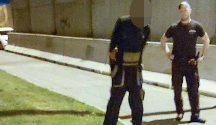 Muž vyrazil s bruskou do ulic. Z cizího auta odřízl katalyzátor