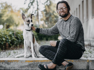 Film o psu Gumpovi, který míří příští týden do kin, představil nový videoklip