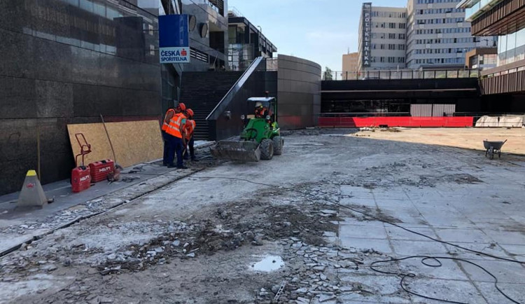 Z důvodu oprav terasy u metra Budějovická je uzavřený jižní výstup ze stanice