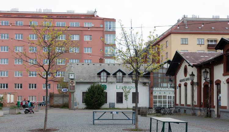 V Pražské tržnici zmizí dva chátrající domy z 90. let. Nacházejí se u severního vstupu
