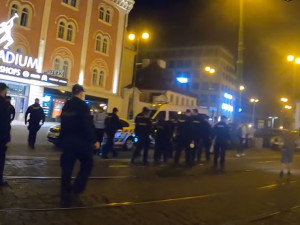 Porušování zákazu tance a shlukování hostů. Policie provedla první kontroly klubů v Praze