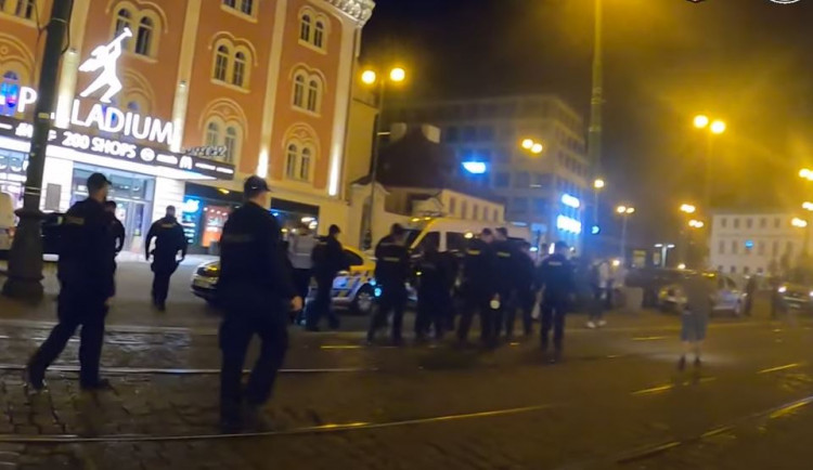 Porušování zákazu tance a shlukování hostů. Policie provedla první kontroly klubů v Praze