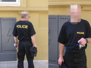 Opilý falešný policista v Praze. Rád se převléká do uniformy, aby měl zdarma MHD