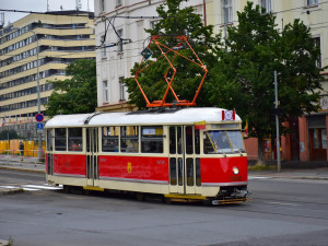 Prahou projel tramvajový průvod. Připomněl 130 let provozu elektrických tramvají