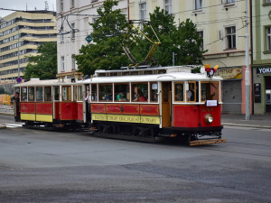Prahou projel tramvajový průvod. Připomněl 130 let provozu elektrických tramvají