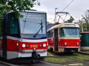 Prahou projel tramvajový průvod. Připomněl 130 let provozu elektrických tramvají