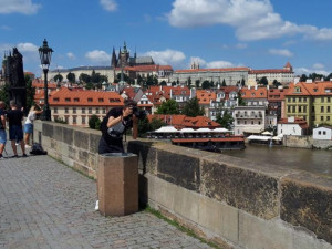 Vandal opět posprejoval Karlův most. Policie hledá svědky