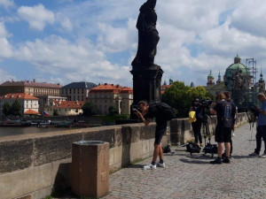 Vandal opět posprejoval Karlův most. Policie hledá svědky