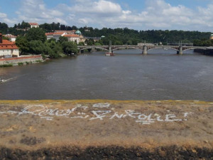 Vandal opět posprejoval Karlův most. Policie hledá svědky