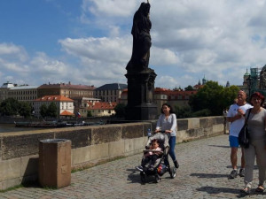 Vandal opět posprejoval Karlův most. Policie hledá svědky
