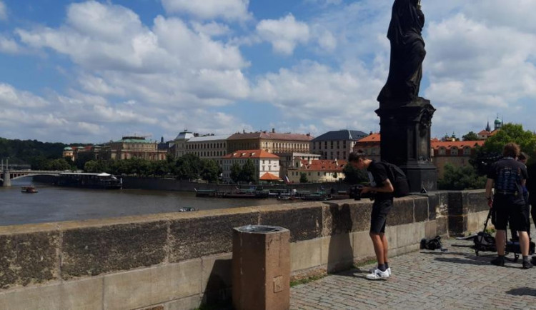 Vandal opět posprejoval Karlův most. Policie hledá svědky
