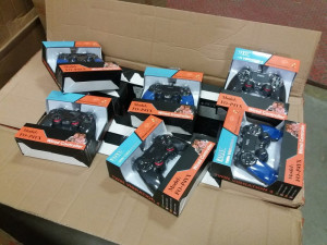 Pražští celníci odhalili padělky parfémů a herních konzolí za dvacet milionů korun