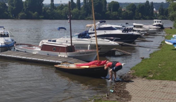 V Praze na Vltavě se převrátila plachetnice. Žena s malým dítětem skončili v nemocnici