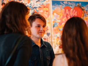 V Praze proběhla vernisáž děl Kirilla Postovita. Vystoupil i jeho syn Tim