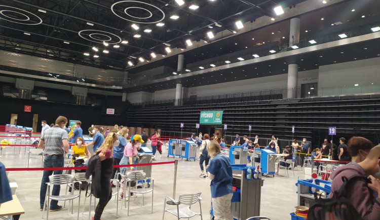 Provoz očkovacích center stojí denně desítky tisíc korun