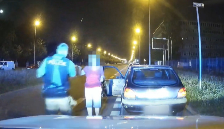 Řidička pod vlivem alkoholu zapomněla na světla. Nadýchala přes 1,5 promile