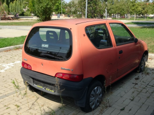 Praha 10 odklízí vraky aut po desítkách