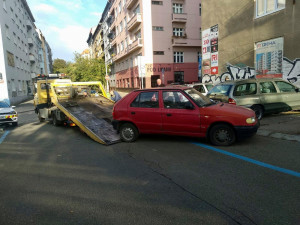 Praha 10 odklízí vraky aut po desítkách