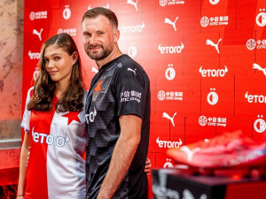 Nové dresy, vysoké cíle a zvýhodňování očkovaných fanoušků. Slavia představila novinky