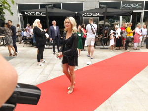 Film o psí a lidské lásce měl slavnostní premiéru. Po červeném koberci prošli psi i známé tváře