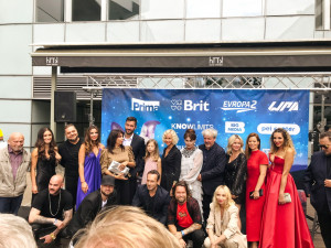 Film o psí a lidské lásce měl slavnostní premiéru. Po červeném koberci prošli psi i známé tváře