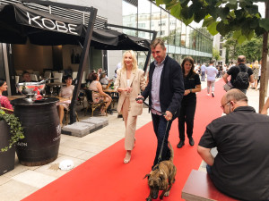 Film o psí a lidské lásce měl slavnostní premiéru. Po červeném koberci prošli psi i známé tváře