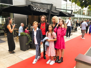 Film o psí a lidské lásce měl slavnostní premiéru. Po červeném koberci prošli psi i známé tváře