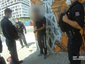 Dvacetiletý výtržník se nepoučil. Při jeho poslední akci ho zadrželi policisté