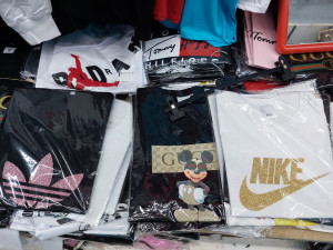 Rekordní nález v Sapě. Celníci našli v pražské tržnici padělky za stovky milionů