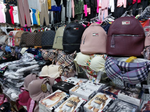 Rekordní nález v Sapě. Celníci našli v pražské tržnici padělky za stovky milionů