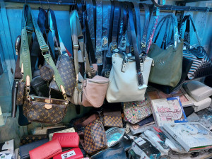 Rekordní nález v Sapě. Celníci našli v pražské tržnici padělky za stovky milionů