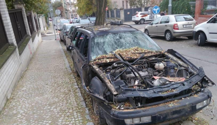 Praha 10 odklízí vraky aut po desítkách