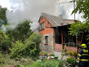 Při dnešním požáru rodinného domu v Praze hasiči našli ohořelé lidské tělo