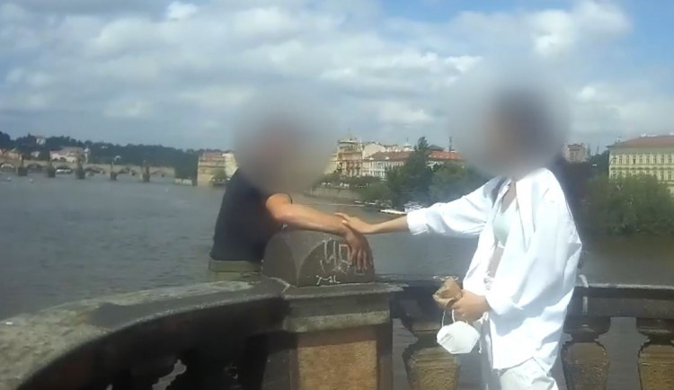 Policisté zachránili život muži, který chtěl skočit z mostu v centru Prahy