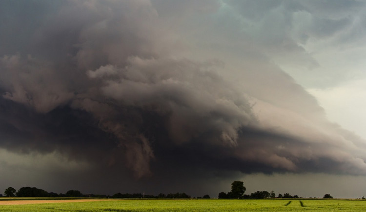 Celou republiku zasáhnou silné bouřky, kroupy a prudký nárazový vítr. Nevyhnou se ani východním Čechám