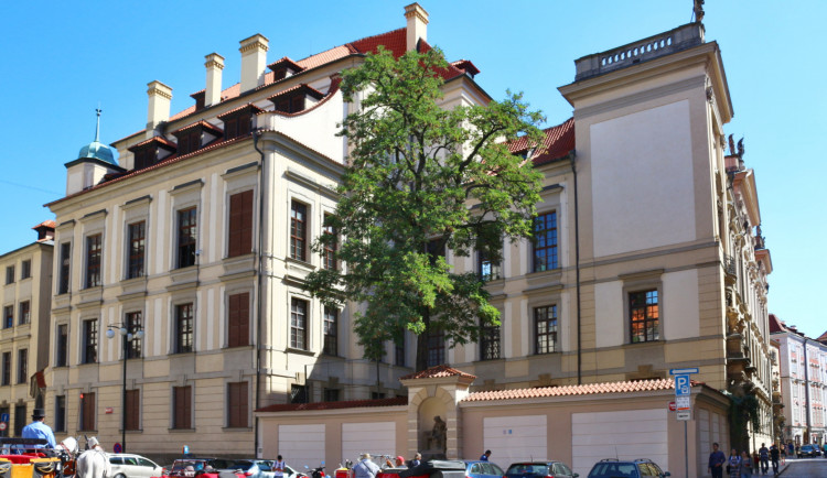 Oprava pražského Clam-Gallasova paláce se zpozdila