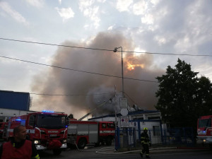 V Uhříněvsi hořela hala s drogistickým zbožím. Škoda je 120 milionů korun