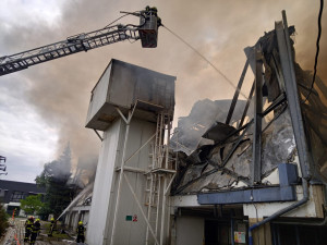 V Uhříněvsi hořela hala s drogistickým zbožím. Škoda je 120 milionů korun