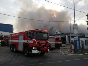 V Uhříněvsi hořela hala s drogistickým zbožím. Škoda je 120 milionů korun