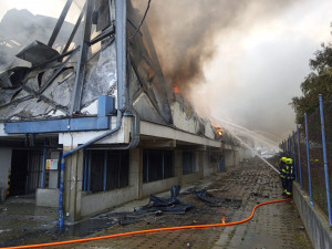V Uhříněvsi hořela hala s drogistickým zbožím. Škoda je 120 milionů korun