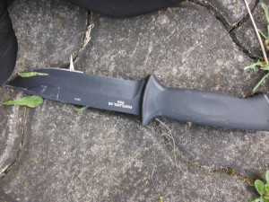 Drogově závislý útočník s nožem v ruce vyhrožoval muži na jeho vlastní zahradě