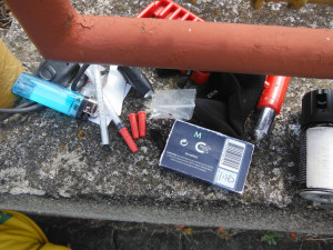 Drogově závislý útočník s nožem v ruce vyhrožoval muži na jeho vlastní zahradě