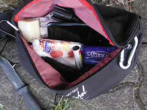 Drogově závislý útočník s nožem v ruce vyhrožoval muži na jeho vlastní zahradě