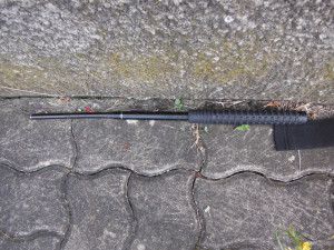 Drogově závislý útočník s nožem v ruce vyhrožoval muži na jeho vlastní zahradě