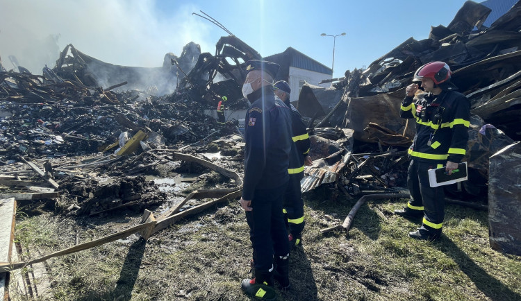 Lidé už mohou větrat. Hasiči stále dohašují požár, který způsobil škodu za 120 milionů