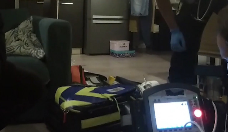 Muž zkolaboval doma na gauči. Život mu zachránili policisté