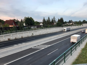 Dálnice D11 u Prahy je po bourání mostu průjezdná. Ministerstvo chce potrestat viníka zdržení