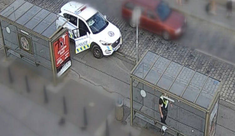 Dítě si v Holešovicích zapomnělo batůžek. Maminka kontaktovala strážníky