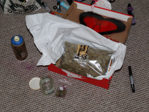 Celníci objevili u cizince v Praze novou drogu klonazolam. Doma měl i MDMA nebo lysohlávky